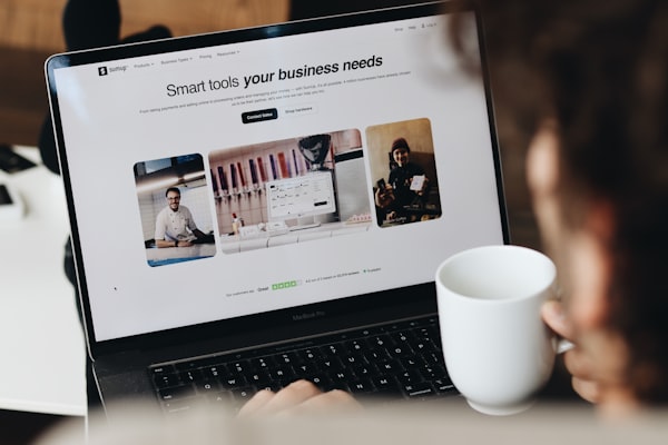 Photo 1726056652663 8f1e42b2fc95 4